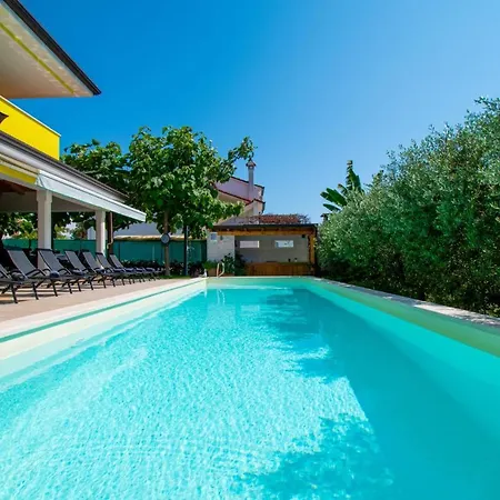 Vila Gaya In Porec,istrien By Istrabook *